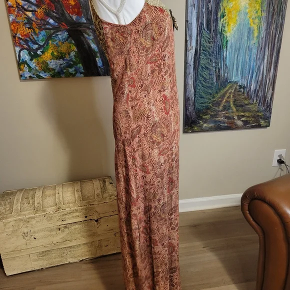 Chic Paisley Maxi Dress with Gold Accents - Picture 6 of 11
